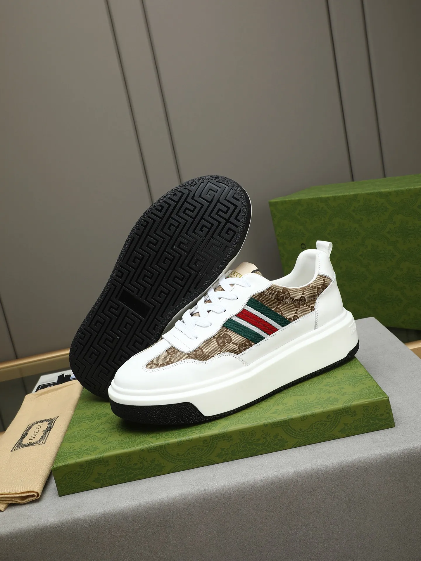Men's shoes 💰480 New men's shoes GUCCI Fashion trend Made of first-layer calfskin ➕ washed sheep lining! The foot feels super comfortable and the workmanship is impeccable. Foam ultra-light outsole, size: 38-44 (45 customized) 4 colors to choose from!